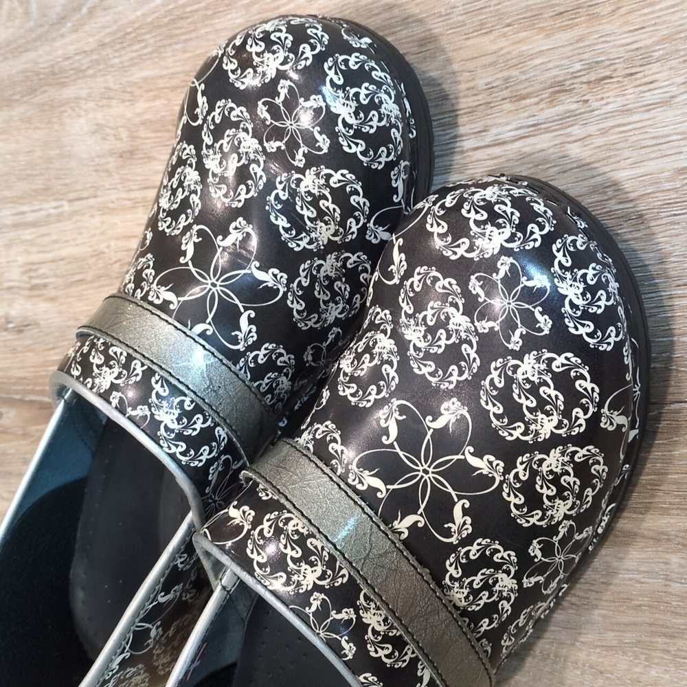 Sanita Black and ⚫🔲 White with Floral Design Clogs Women's size 42 Euro (12 US) - Picture 11 of 12
